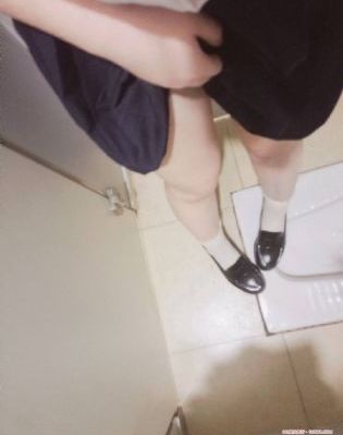 压在窗户上c给别人看窗前视频